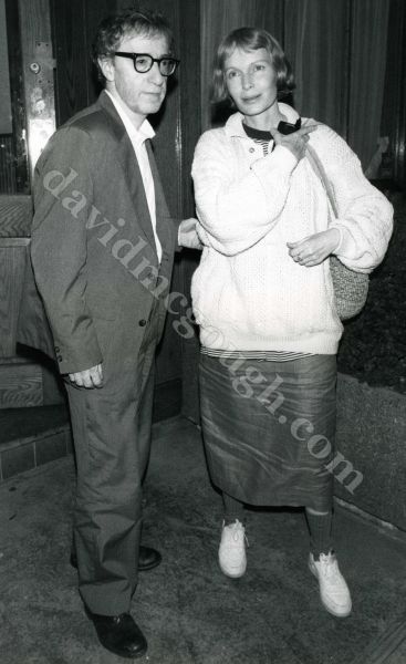 Woody Allen, Mia Farrow 1990 NY.jpg